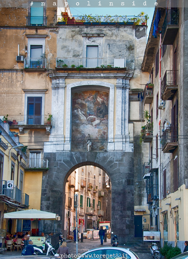 porta san gennaro napolinside napoli centro storico decumani